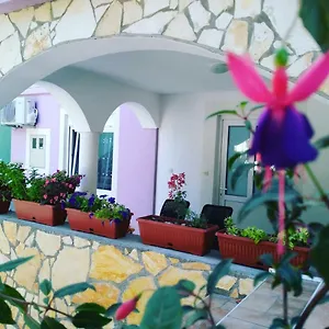 https://apartments-ema-sea.pula-hotels.org